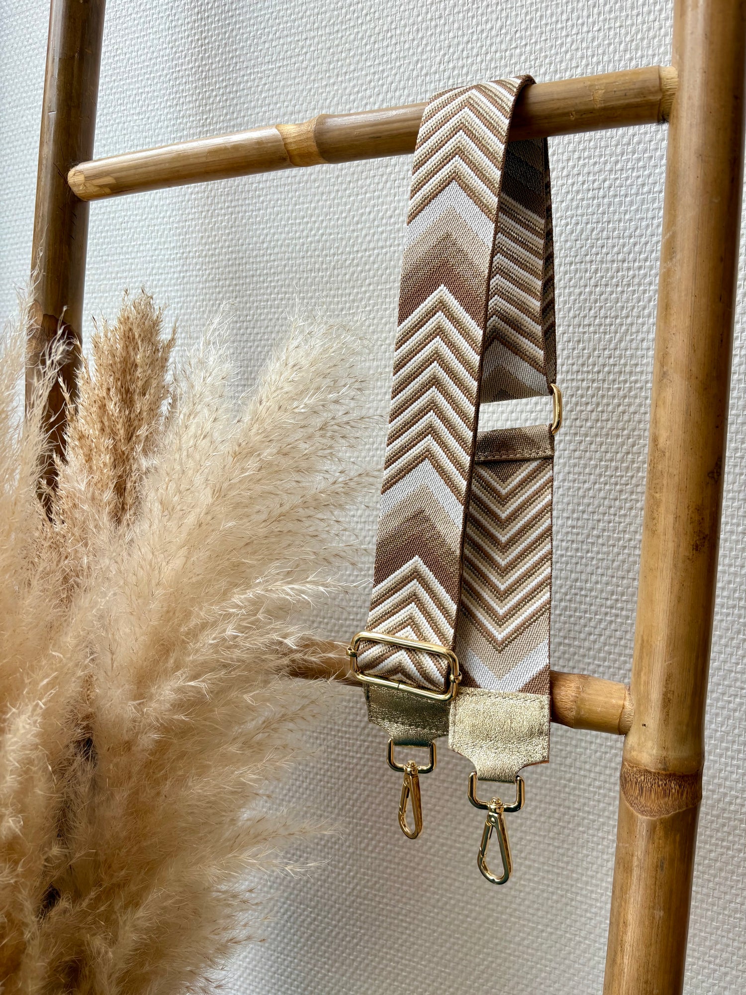 "BEIGE ET DORÉ"